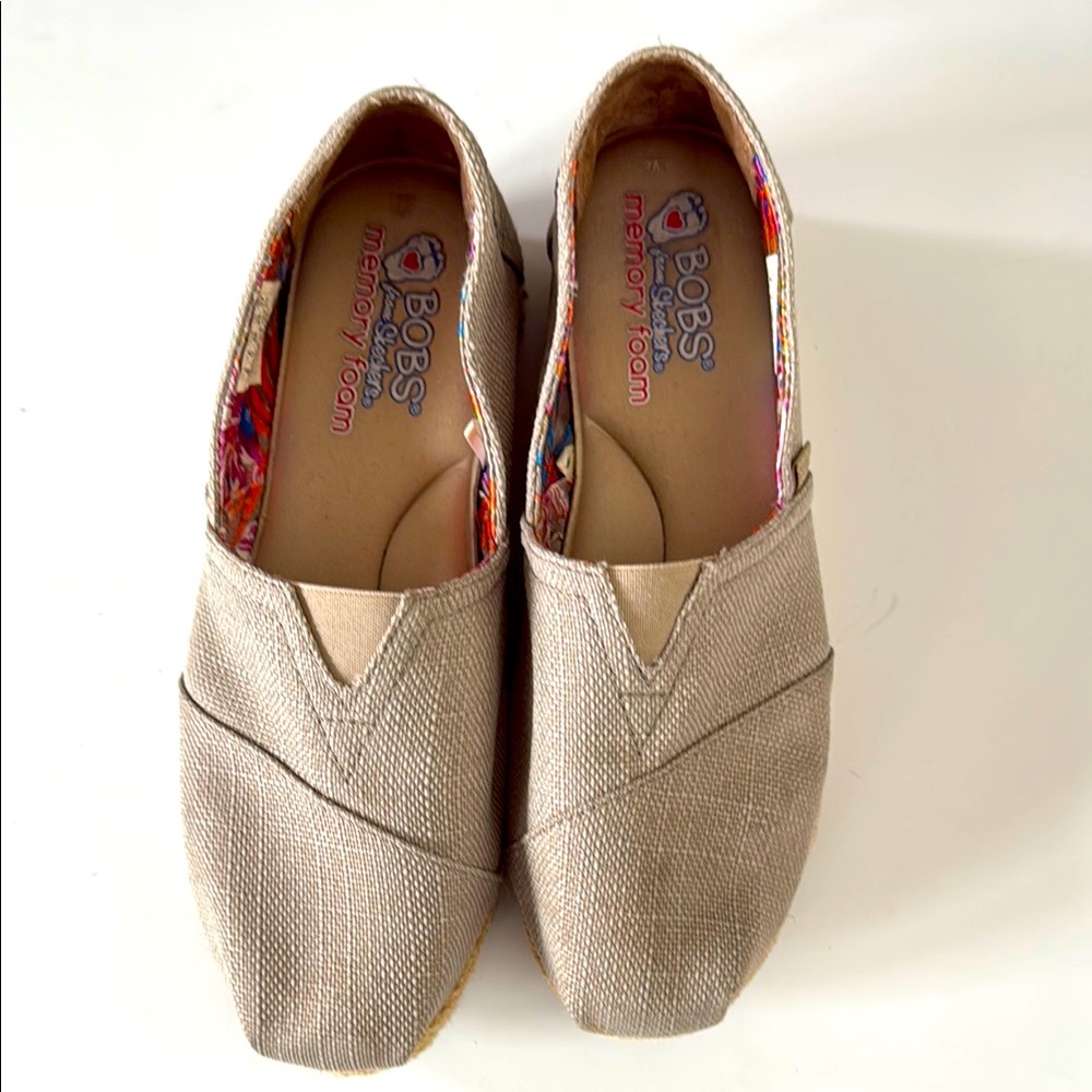 Bobs Skechers Women's Canvas Wedges Flats Size 8 Tan Arch Pillow Memory Foam